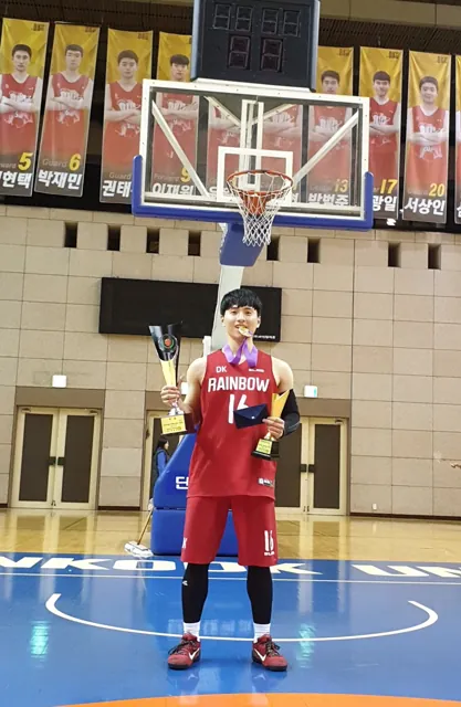 농구 트로피와 함께 남긴 기념사진